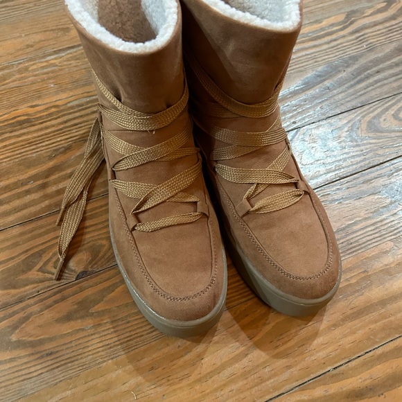 Beige boots - Picture 3 of 3